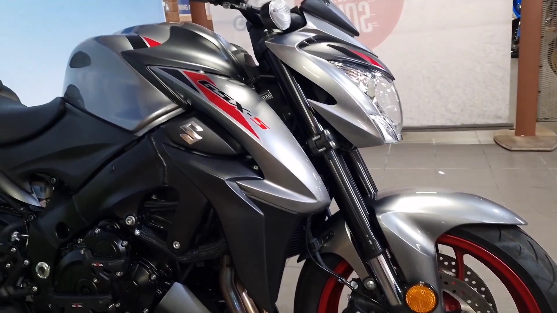 铃木gsxs 1000摩托车