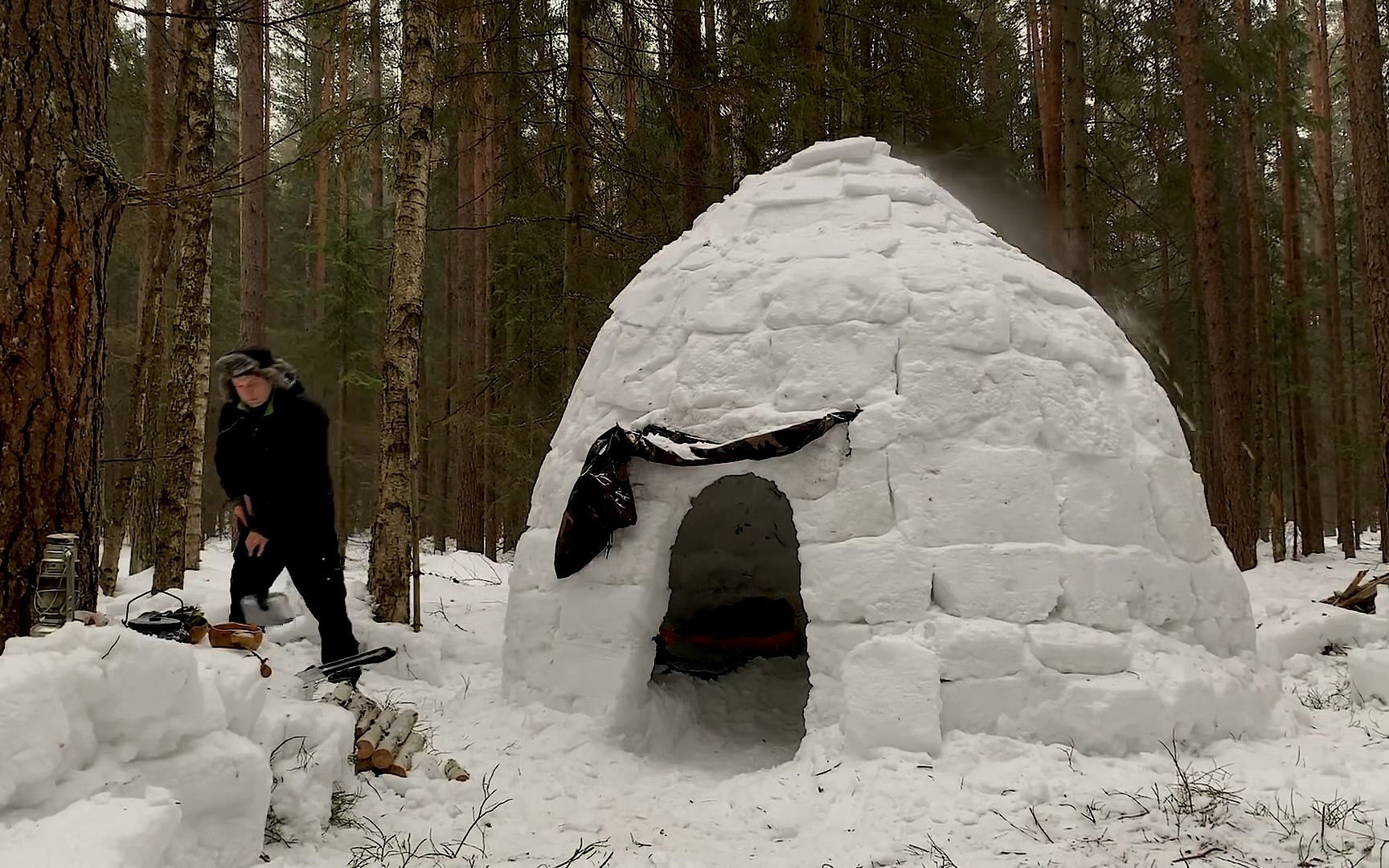 俄罗斯小伙躲避战火,逃入原始森林,建因纽特人雪屋躲避严寒