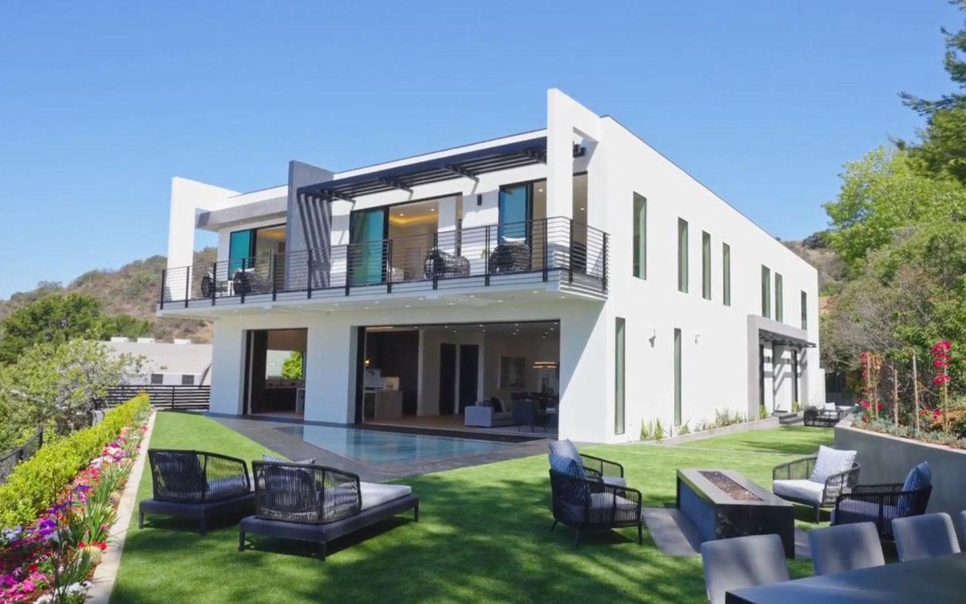 位于加州比佛利山庄的一座白色现代别墅1754 clear view dr, beverly