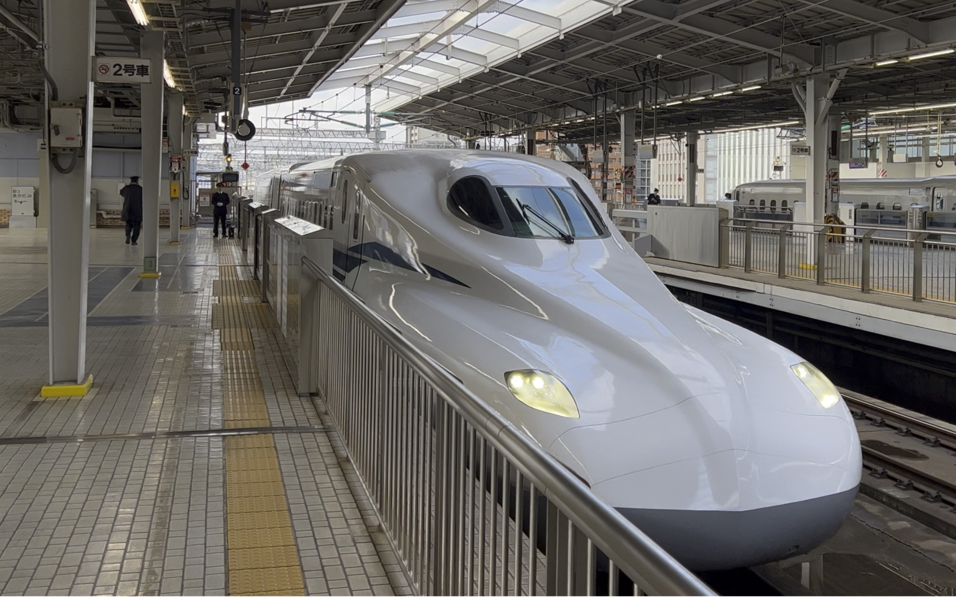 新干线n700s 新大阪站进站