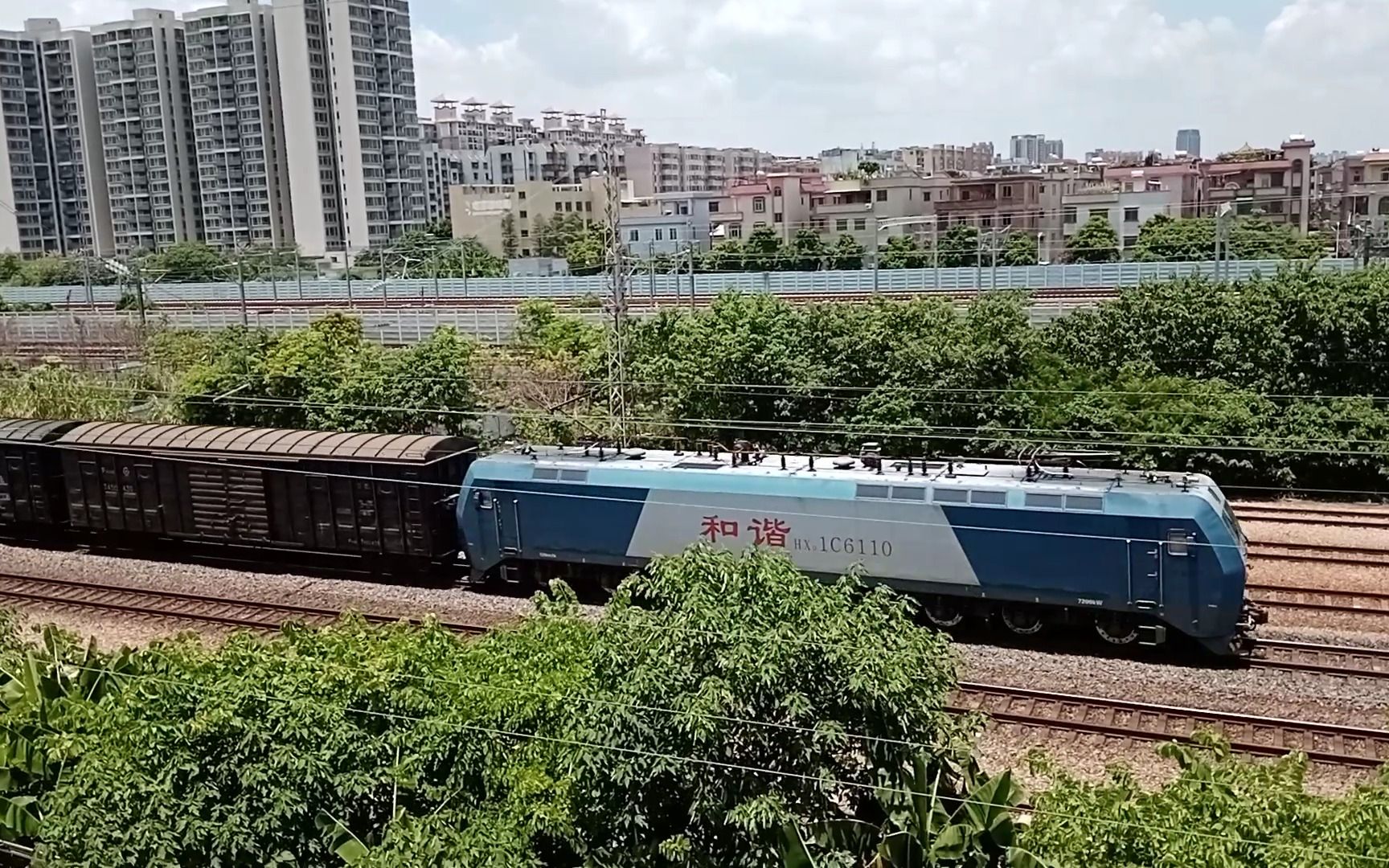 广铁株段hxd1c牵引货车从广州北通过
