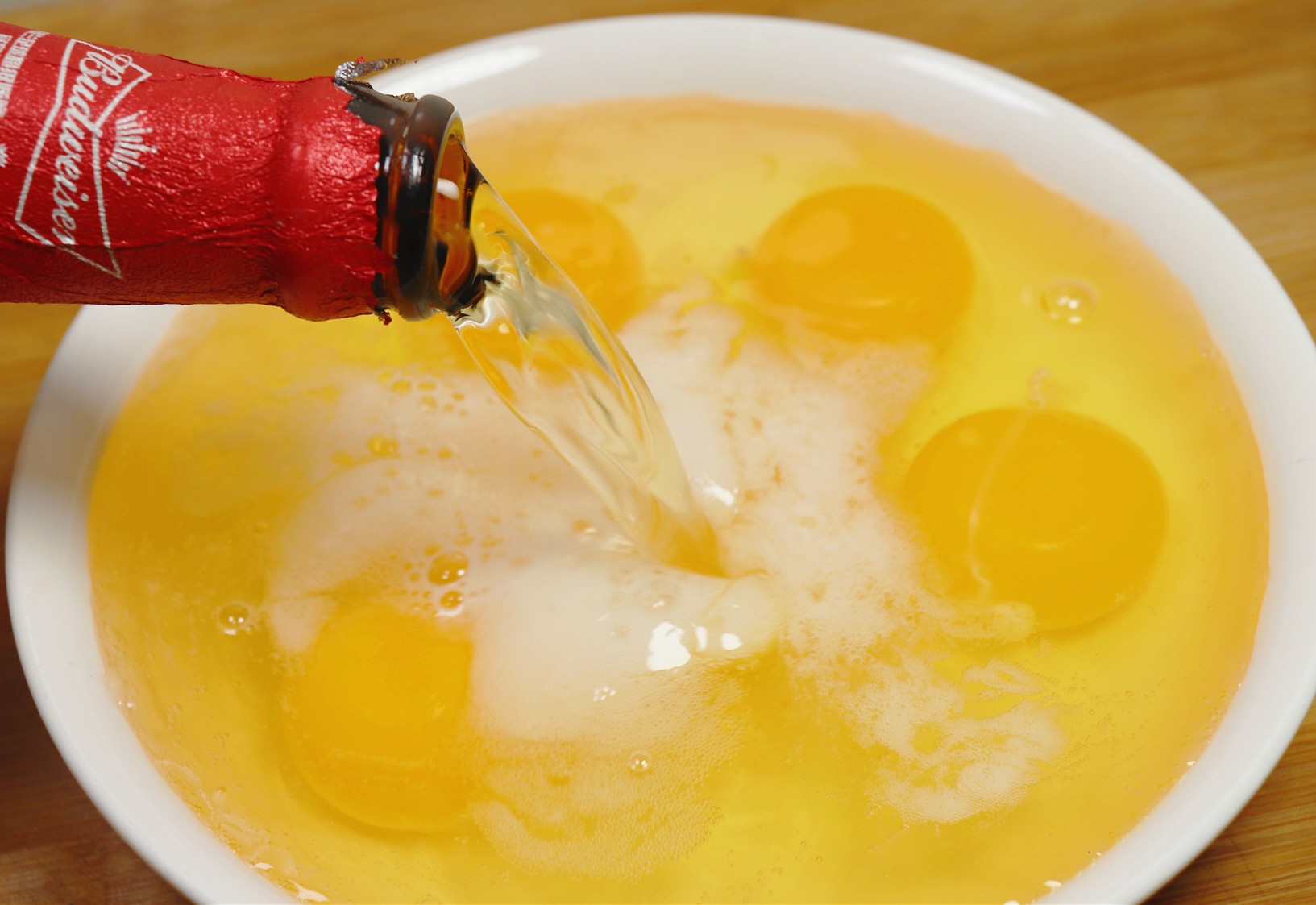 1瓶啤酒倒入鸡蛋,第一次见这种做法,大人小孩都抢着吃,厉害了