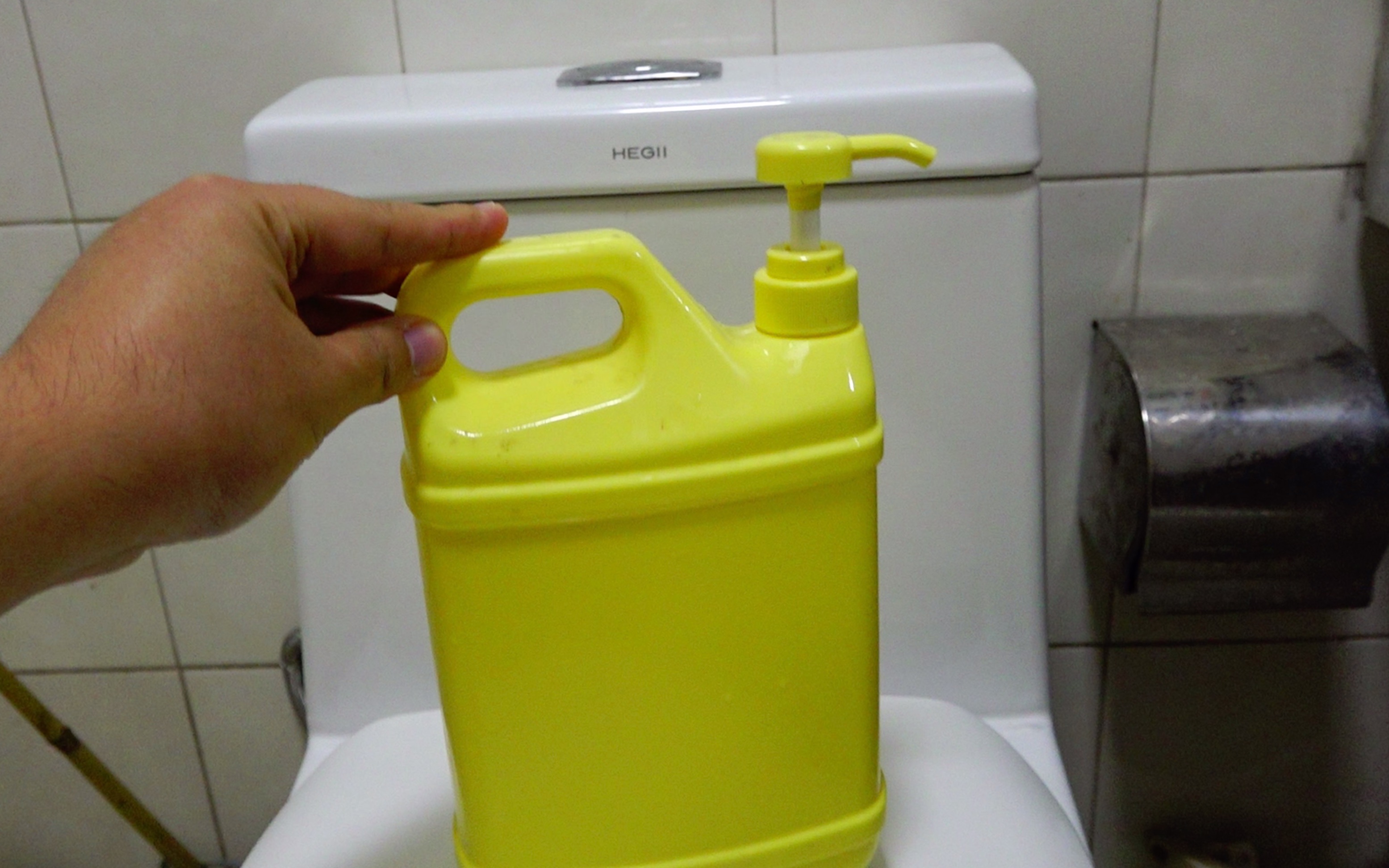 用完的洗洁精瓶子不要扔,剪几刀放在卫生间里,全家人都能用上_哔哩