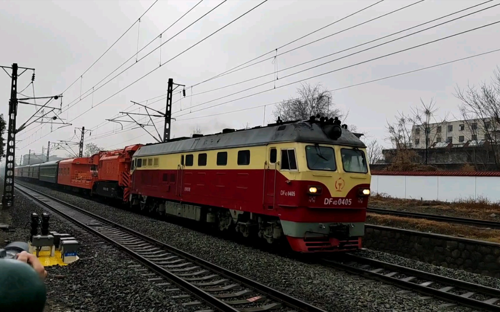 [陇海铁路]铁路救援车 df4d0405牵引西局救援车进西安西站_哔哩哔哩