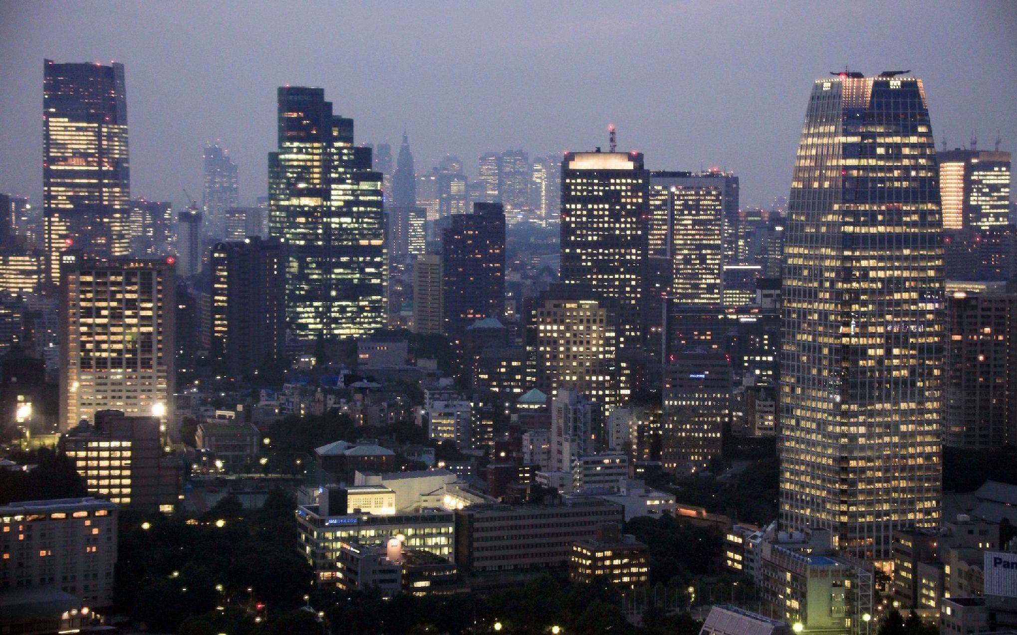 东京城市新宿区摩天大楼夜景灯光