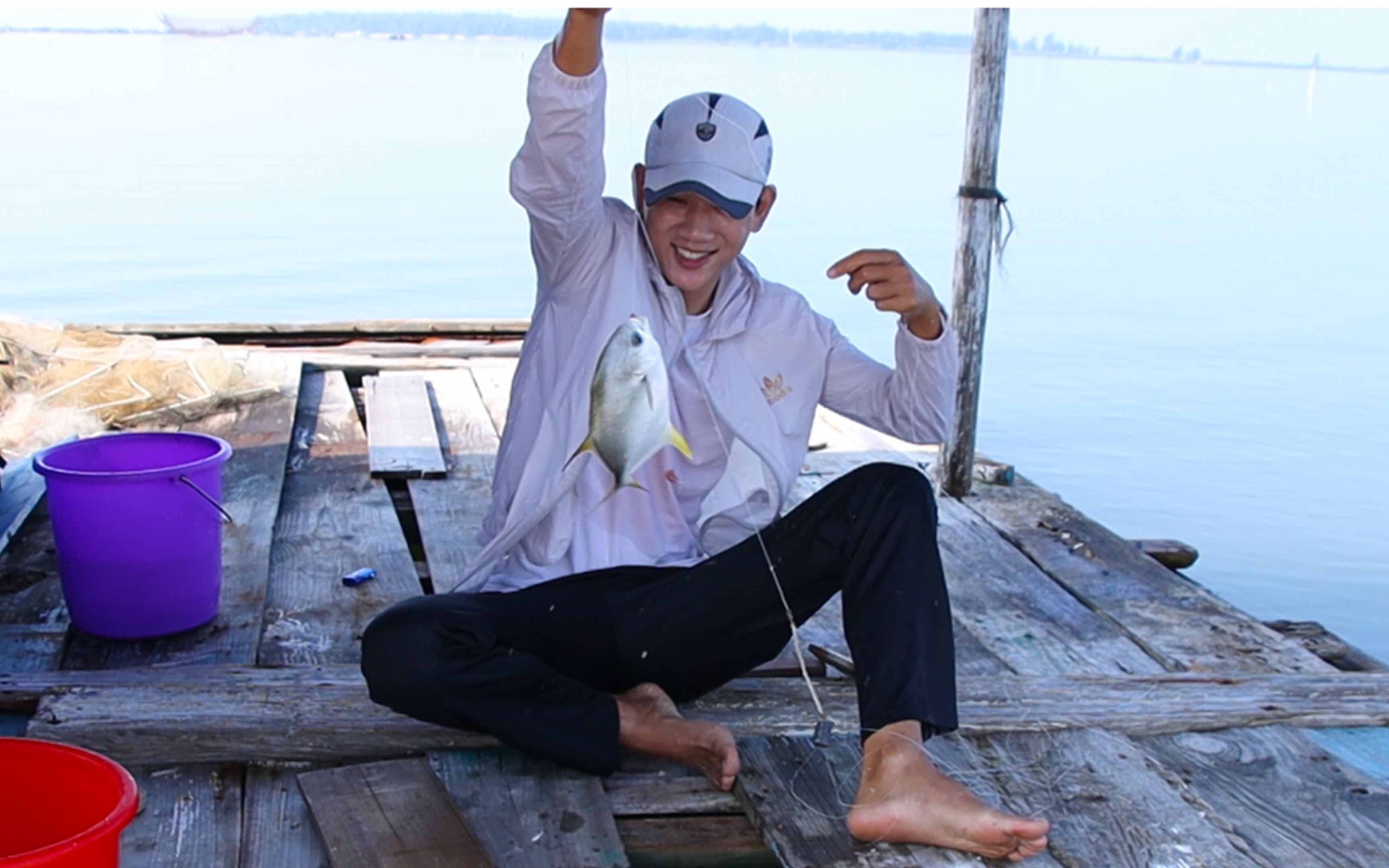 阿聪和岳父上鱼排钓鱼,刚到就中2条金鲳鱼,这开头真不错