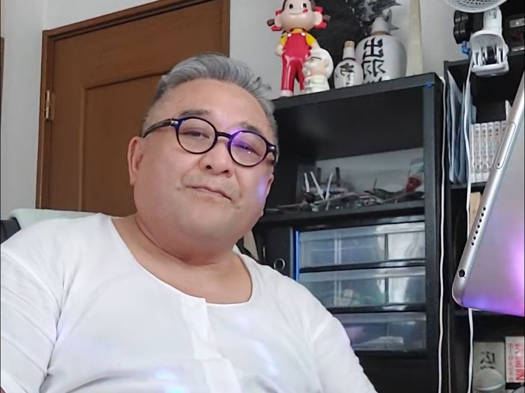 平安夜！灰白发老叔在家自娱自乐歌唱