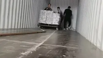 集装箱装车中28吨钢筋套筒即将发往泰国