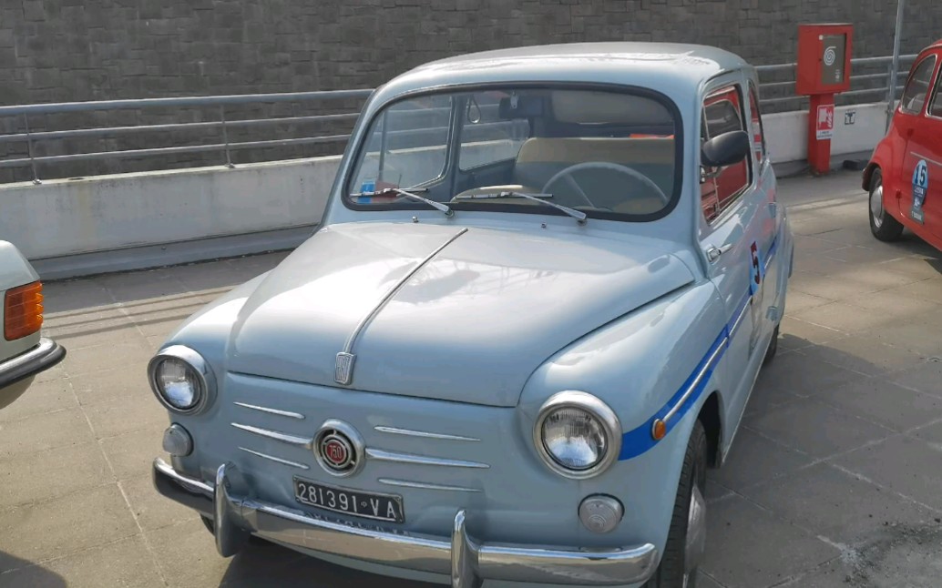 意大利路边的一个老菲亚特车展