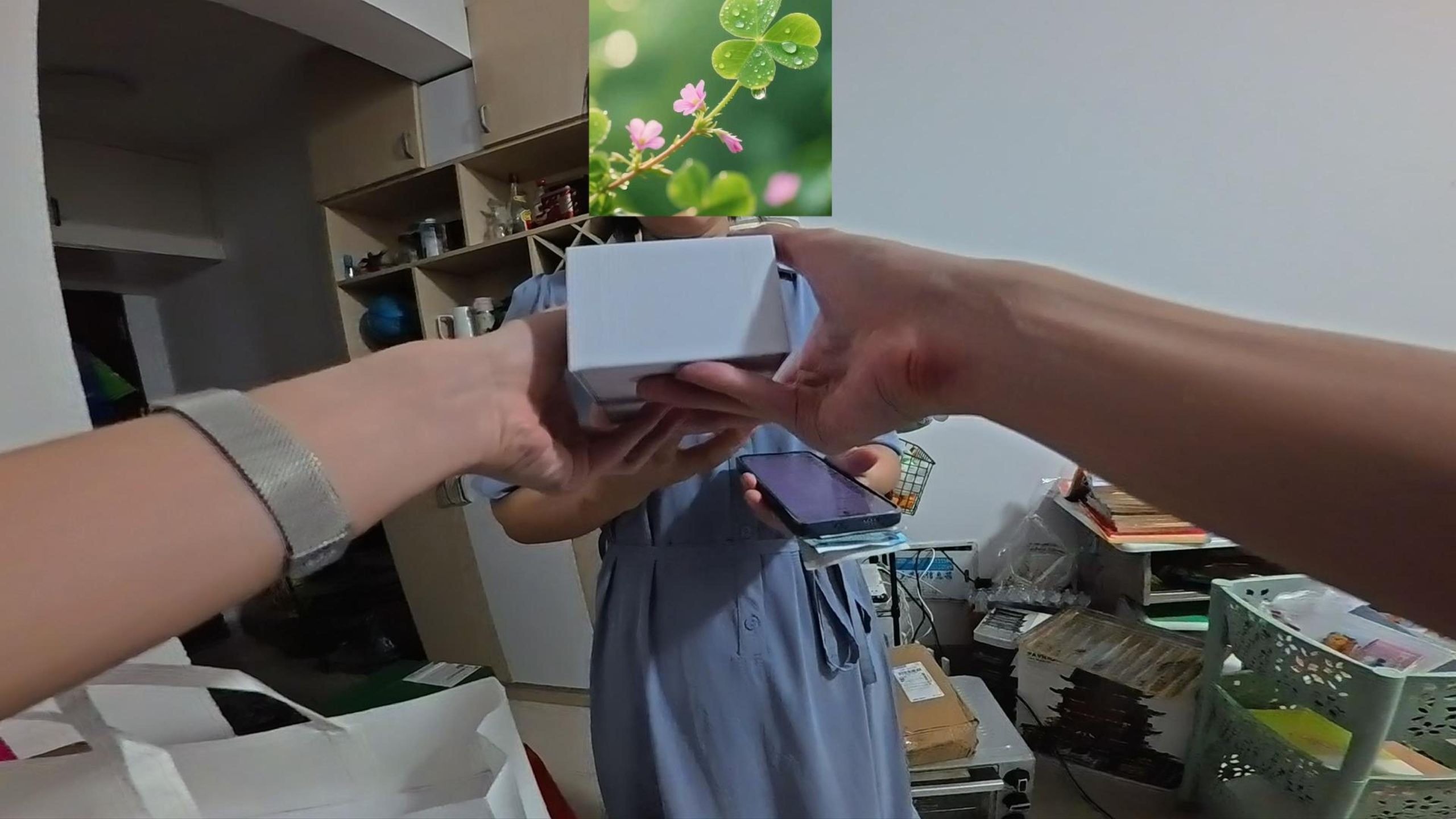 我用赚来的钱换掉了母亲的十年没换的手机