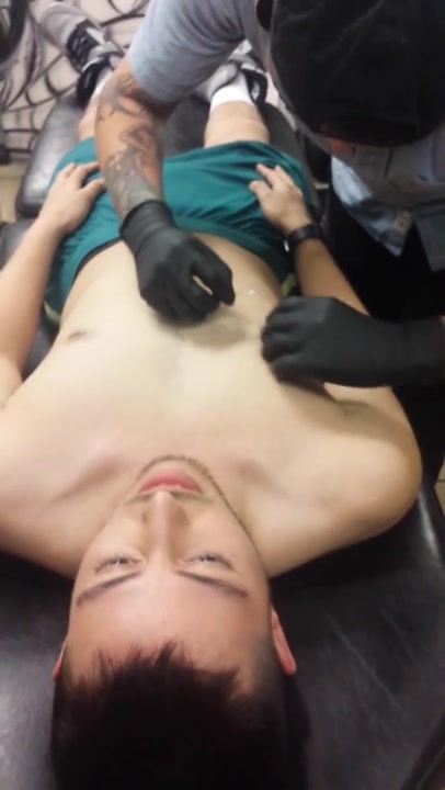 【还有这操作?】美国男青年,居然给自己的双乳打洞!