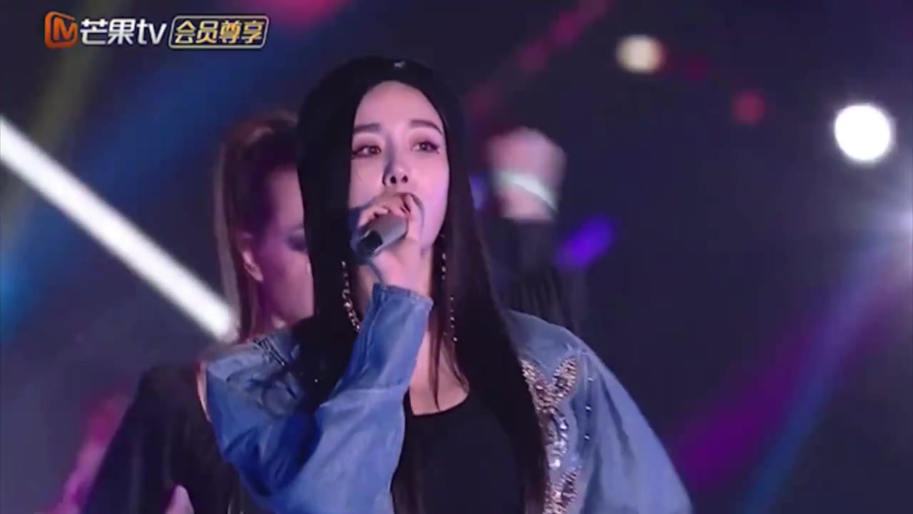 [图]这段我能看无数遍！【杨幂跨年rap直拍】今晚是超A超酷的小狐狸啊！打扮很飒，一开口又反差奶！野狼disco