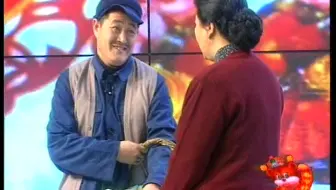 赵本山：耗子给猫当三陪，挣钱不要命了！1998年辽宁卫视春晚小品《小拜年》表演者：赵本山、高秀敏、范伟（同央视春晚）