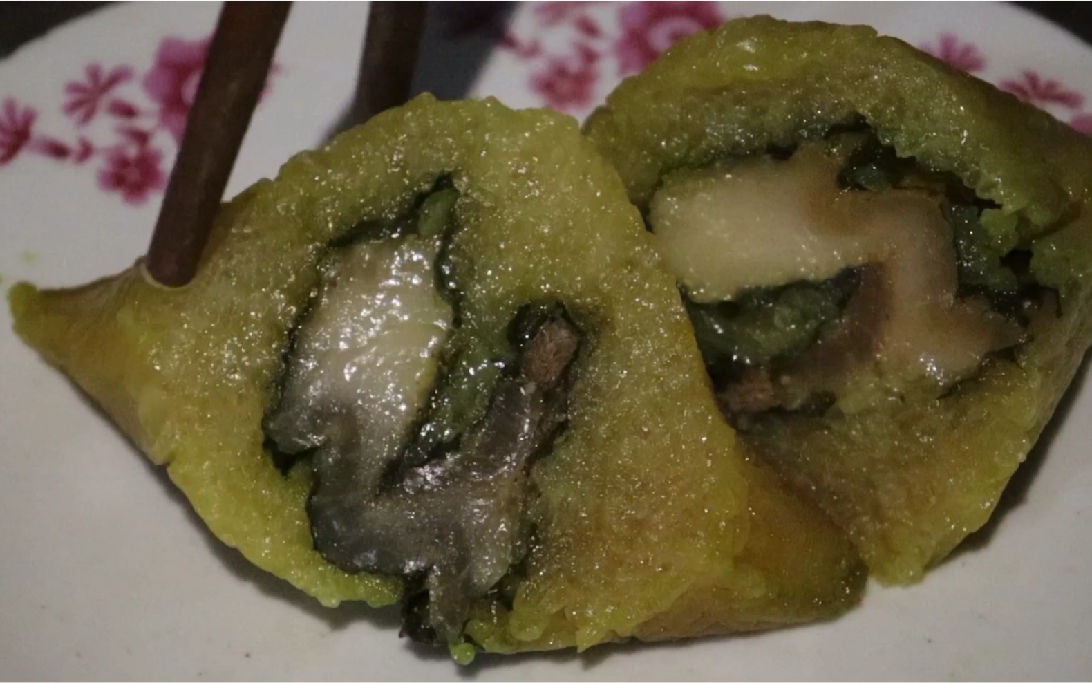 广西客家人用簕古和假蒌做的肉粽子,软糯q弹,好吃到停不下来