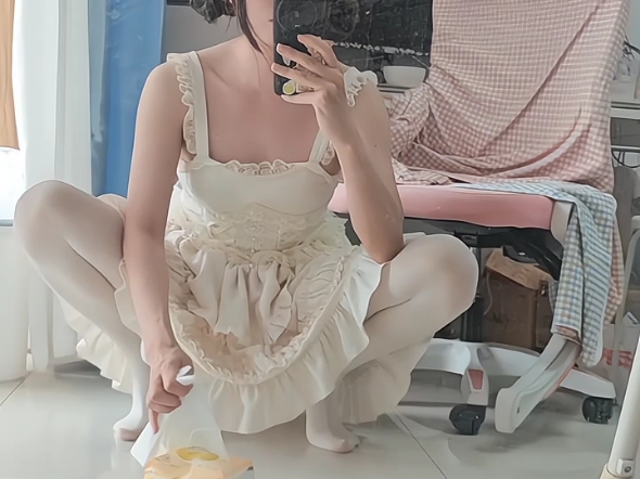 穿裙子去男厕所拉屎