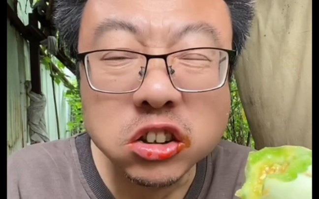 孙万山今天起星欲吃一个大根配老干妈,鲜嫩多汁,吃