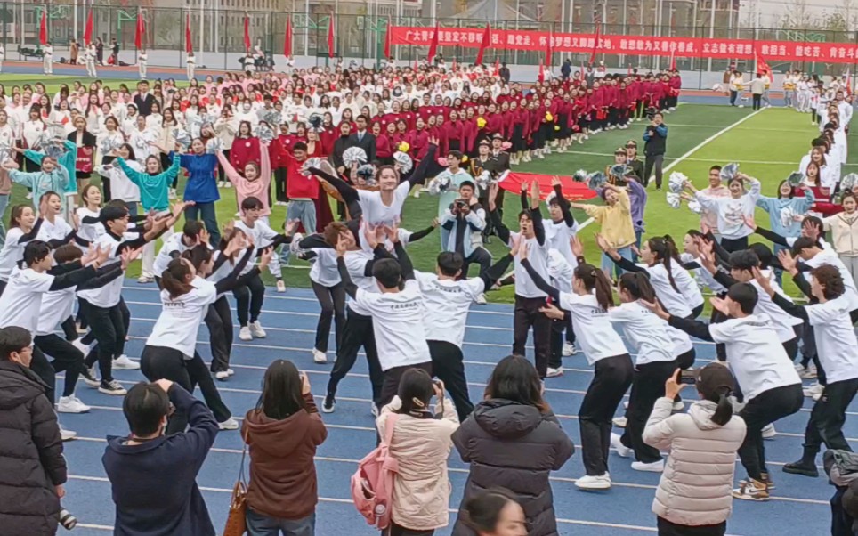 [图]中央民族大学2022运动会学院方阵入场