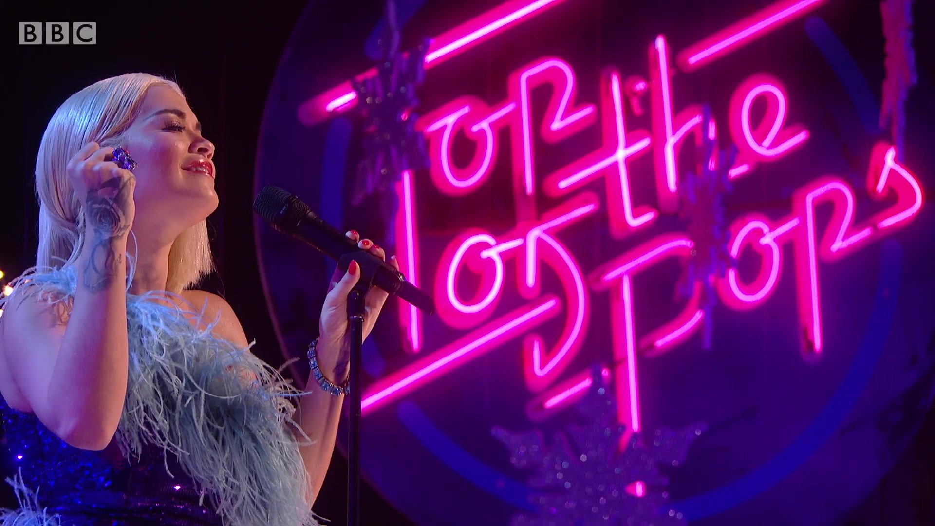 ritaora最新英国圣诞演唱会表演letyouloveme现场live