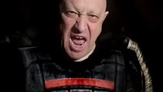 看上去很生气的纪律团神秘男子