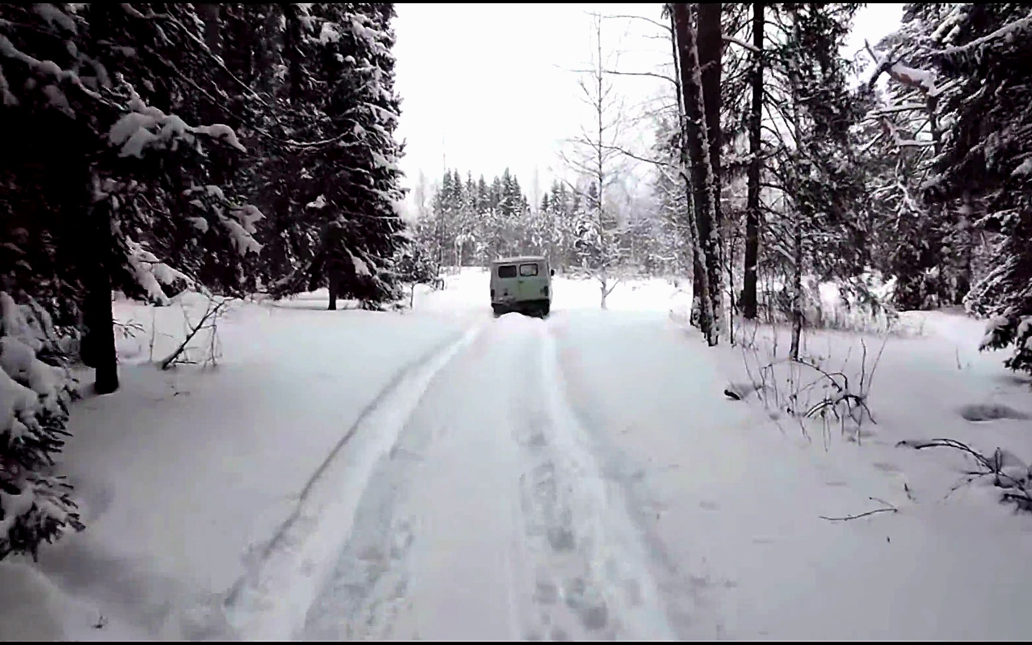 转载:俄罗斯神车“瓦滋旅行者(UAZ452)”在西伯利亚雪地中穿行哔哩哔哩bilibili