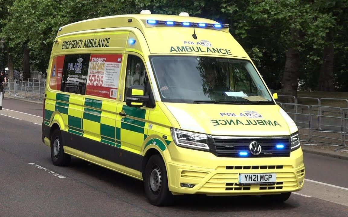 全新大众crafter救护车!近期英国应急车辆出警合集 01