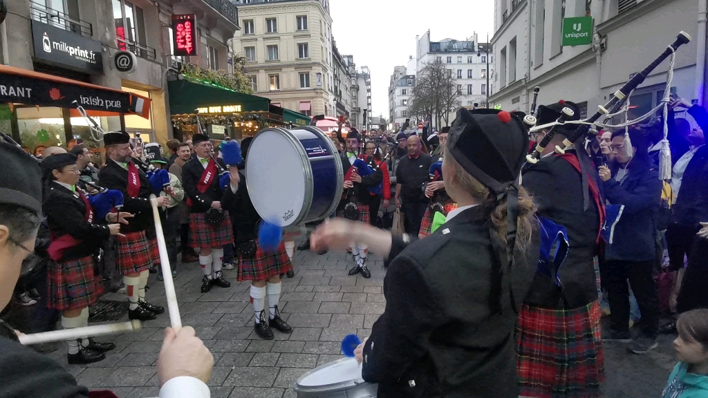 爱尔兰人在巴黎市中心庆祝st patrick节