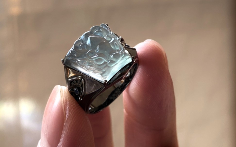 简单大气的翡翠瑞兽戒,黑金加工镶嵌,更多了几分炫酷感,上手霸气高级!