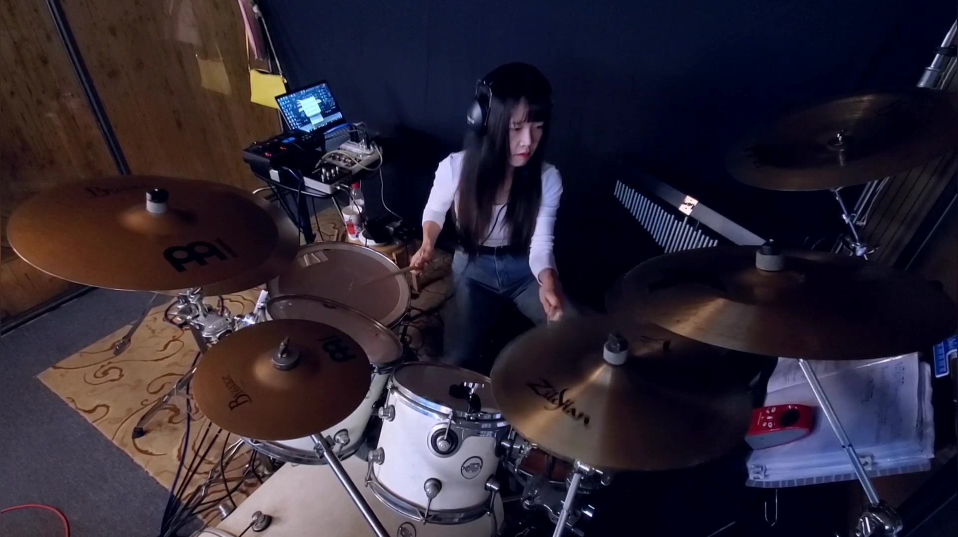 女生架子鼓演奏经典beyond歌曲,不再犹豫的曲调,鼓励每一个年轻人勇敢