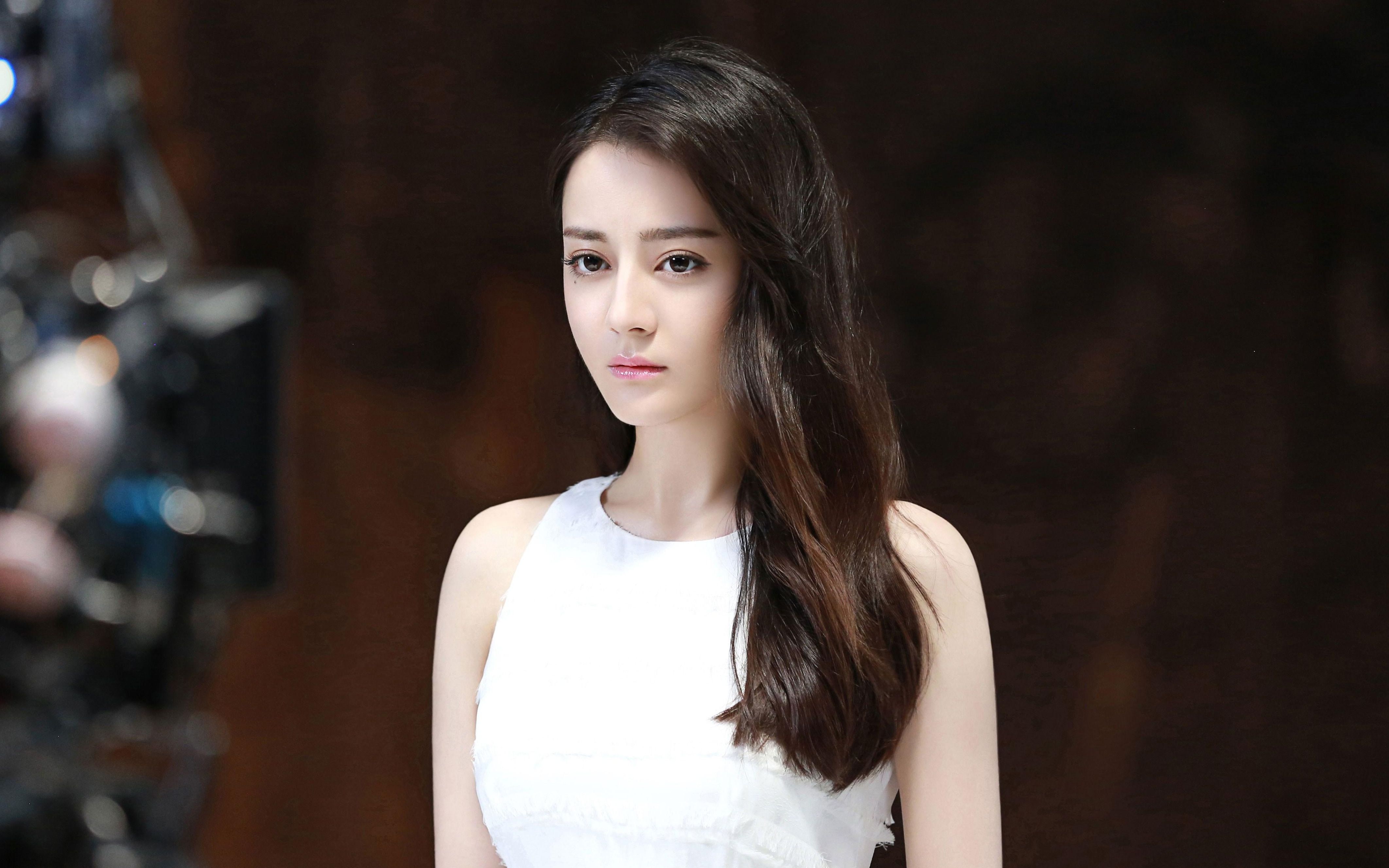 张艺兴迪丽热巴同台对决,最后没忍住笑出了猪叫!算是翻车了吗?