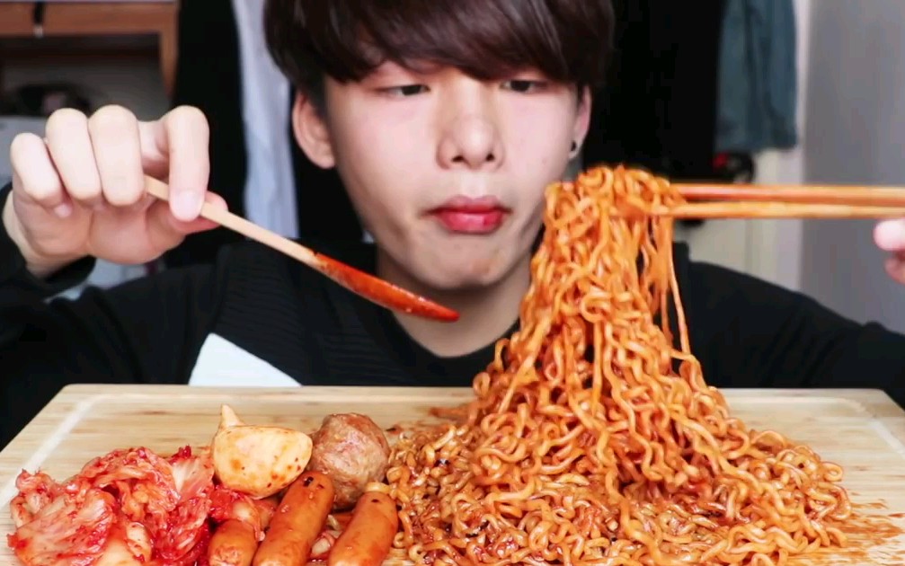 【asmr】韩国小哥哥吃播正统超辣火鸡面 外国人少系列
