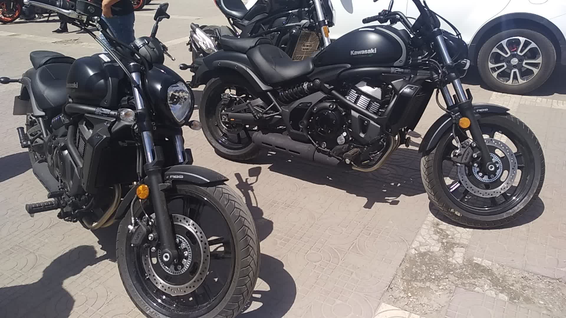 哥俩一人一辆大贸摩托车,川崎直列双缸vulcan s650,8万元值得_哔哩