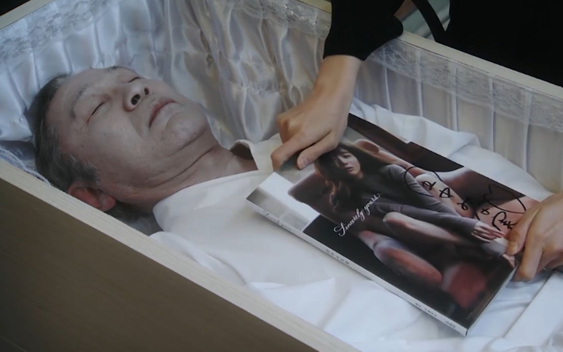 老人去世后遗体被火化,连烧4次都完好无损,原来是陪葬物选错了