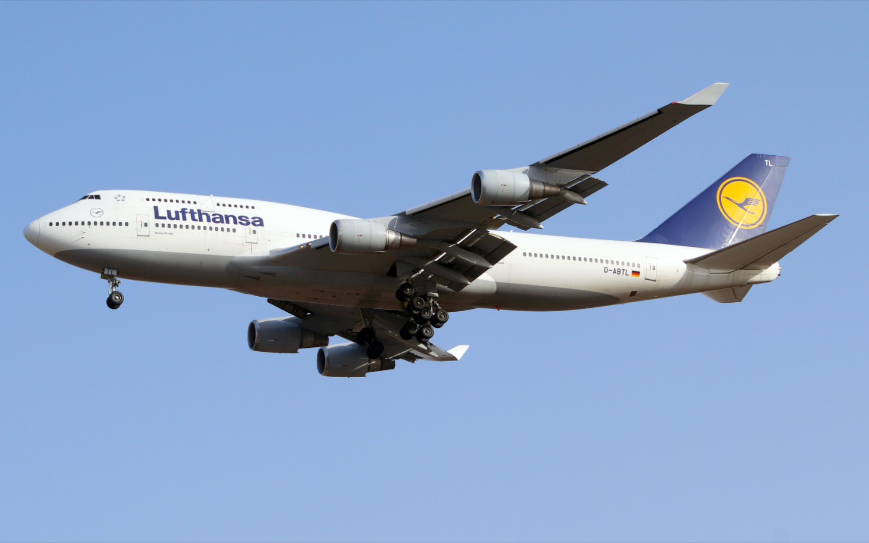 汉莎航空747-400落地北京首都跑道01