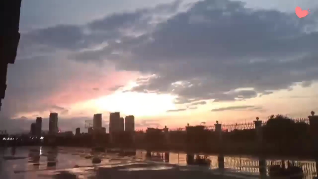 [图]雨后的一抹彩虹，伴随天边的夕阳.