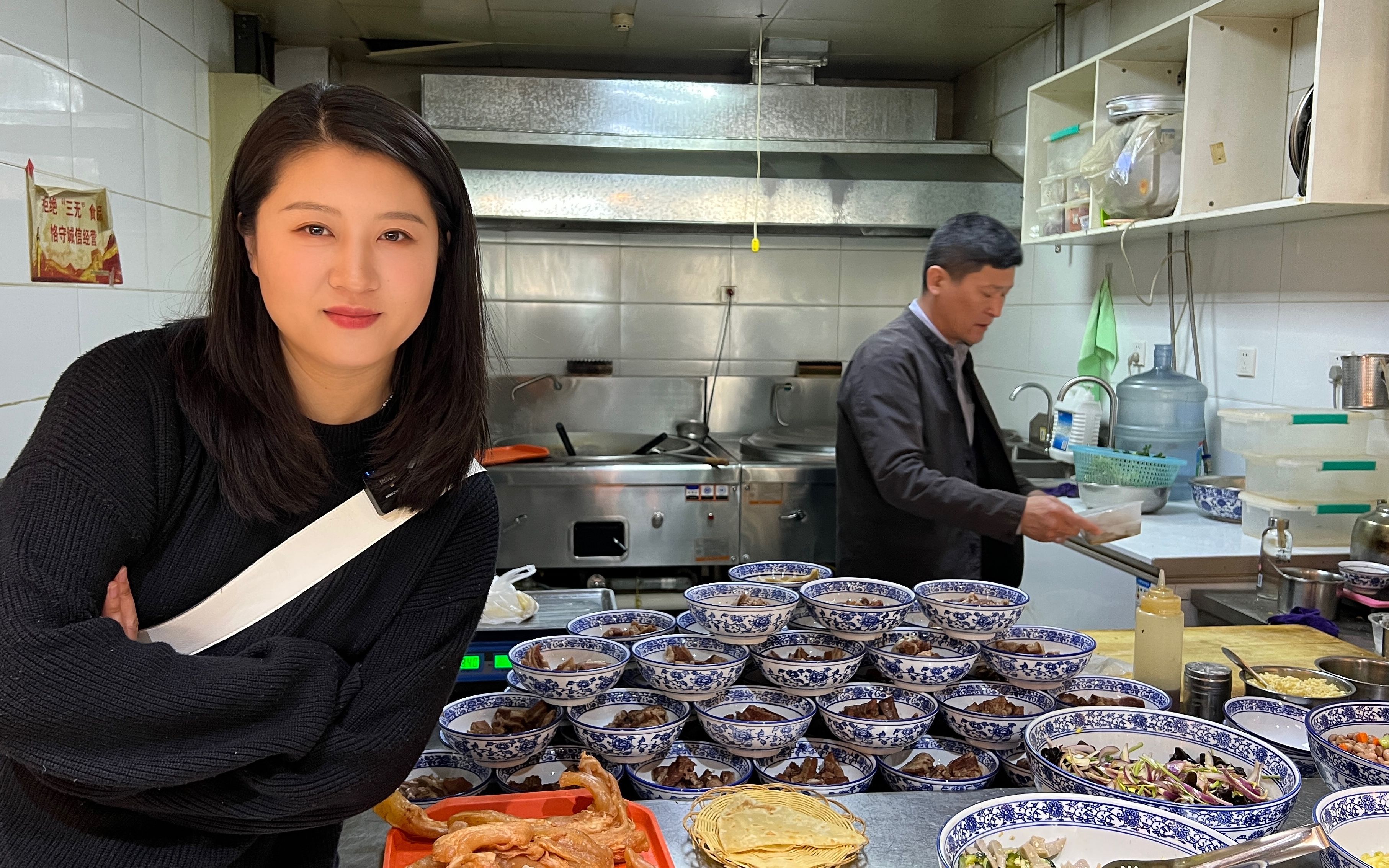 二姐二妹去吃牛肉一碗28汤无限续配上烙饼真香