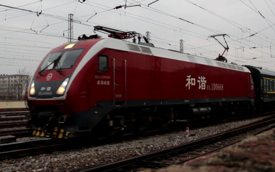 武局南段hxd1d0668牵引k1268缓慢通过向塘站