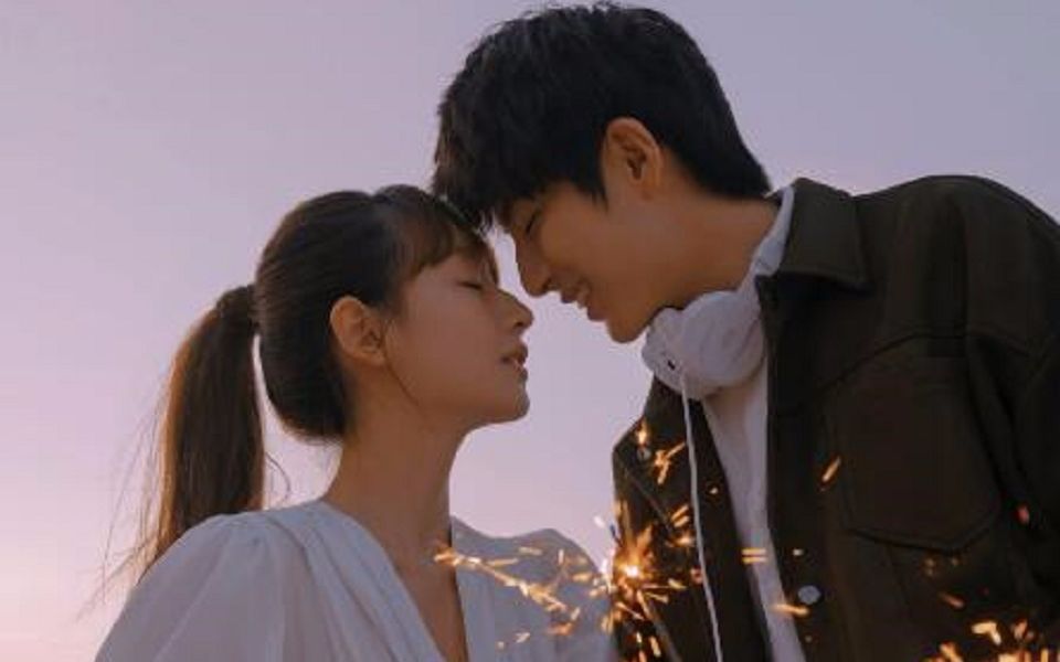 《天台的月光》两人相见,四同交投,月亮见证我们的爱情婚纱故事