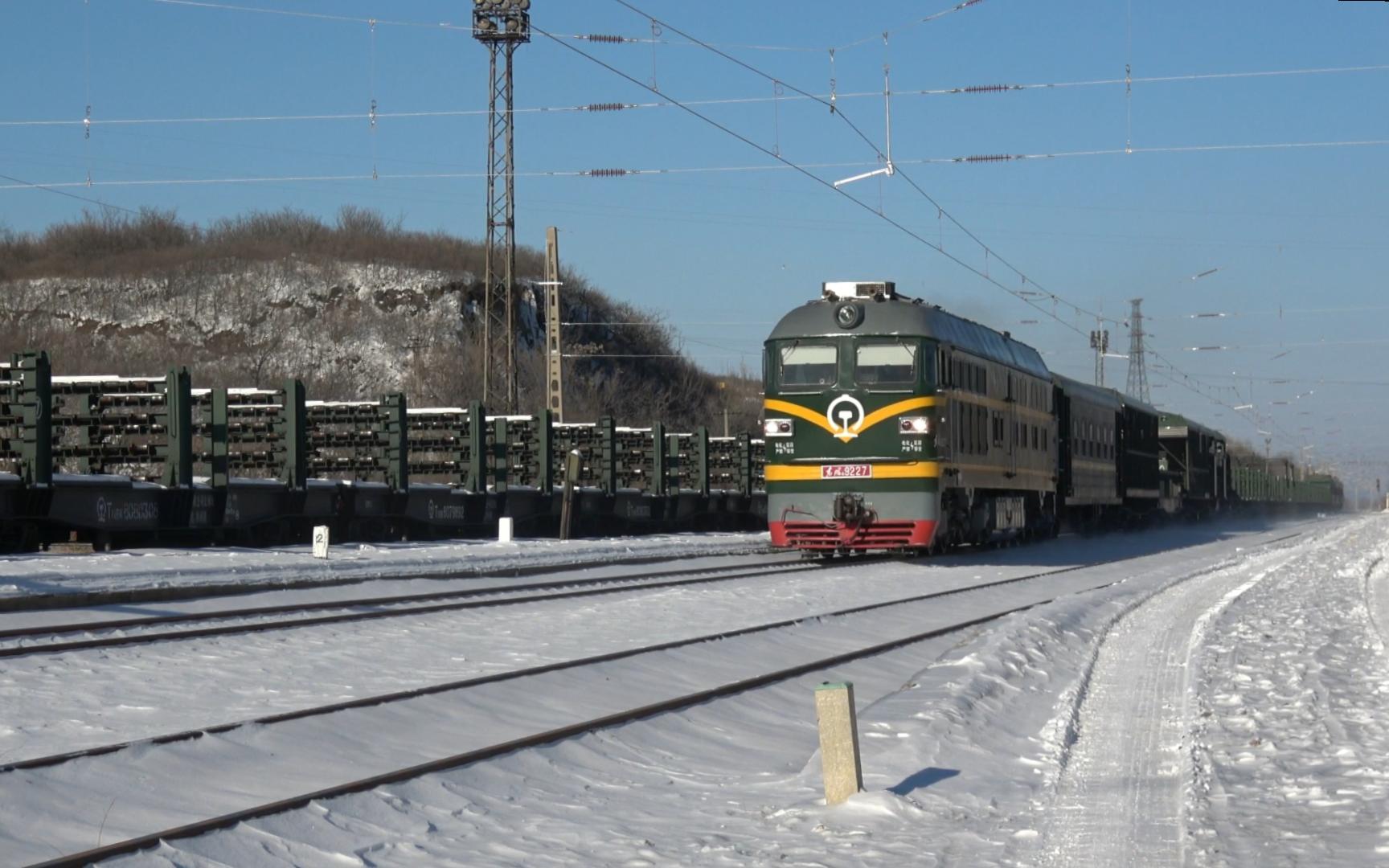 西北環雪景,京局豐段高顏值東風4b牽引長軌列車高度通過