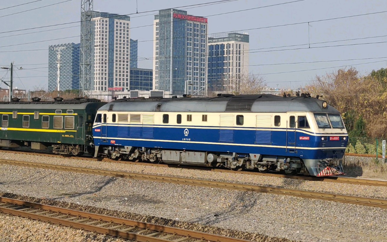 铁路随拍上局宁东段df11牵引t235重庆西昆山驶出苏州站