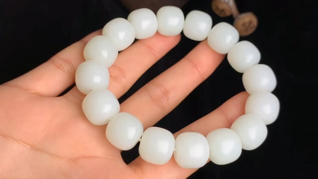 和田玉老型珠手串 俄料 白度一级 密度高 结构细腻 油性一流 佩戴浑厚