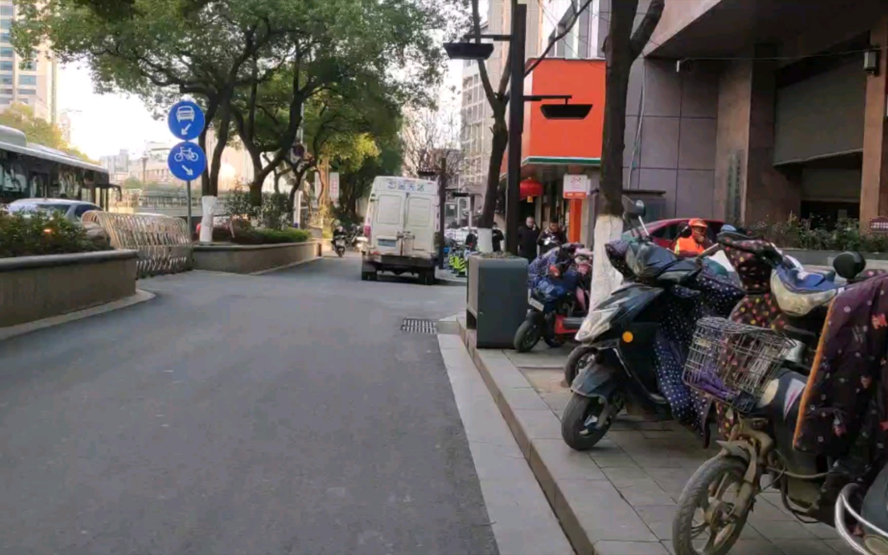 老福山街心花园是游客和老年人的活动中心