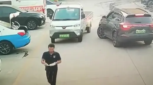 货车的错？问界车主离开开启自动泊车