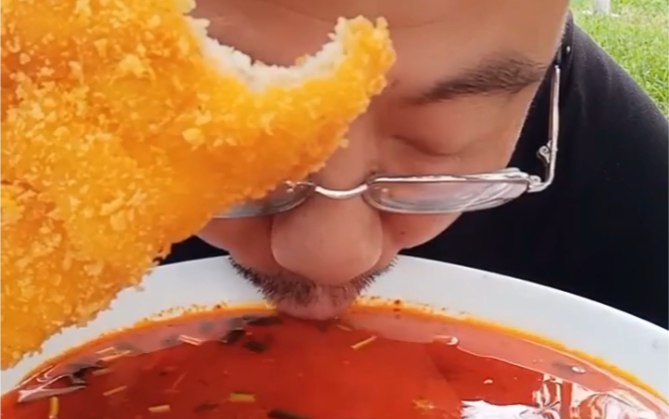 孙校长吃了窜稀汤和华莱士鸡排完成人类第二次登月