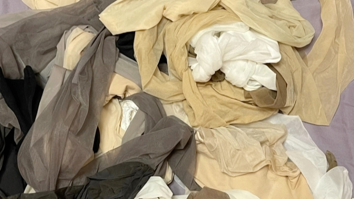 阿姨穿了好多臭丝袜,不想洗了