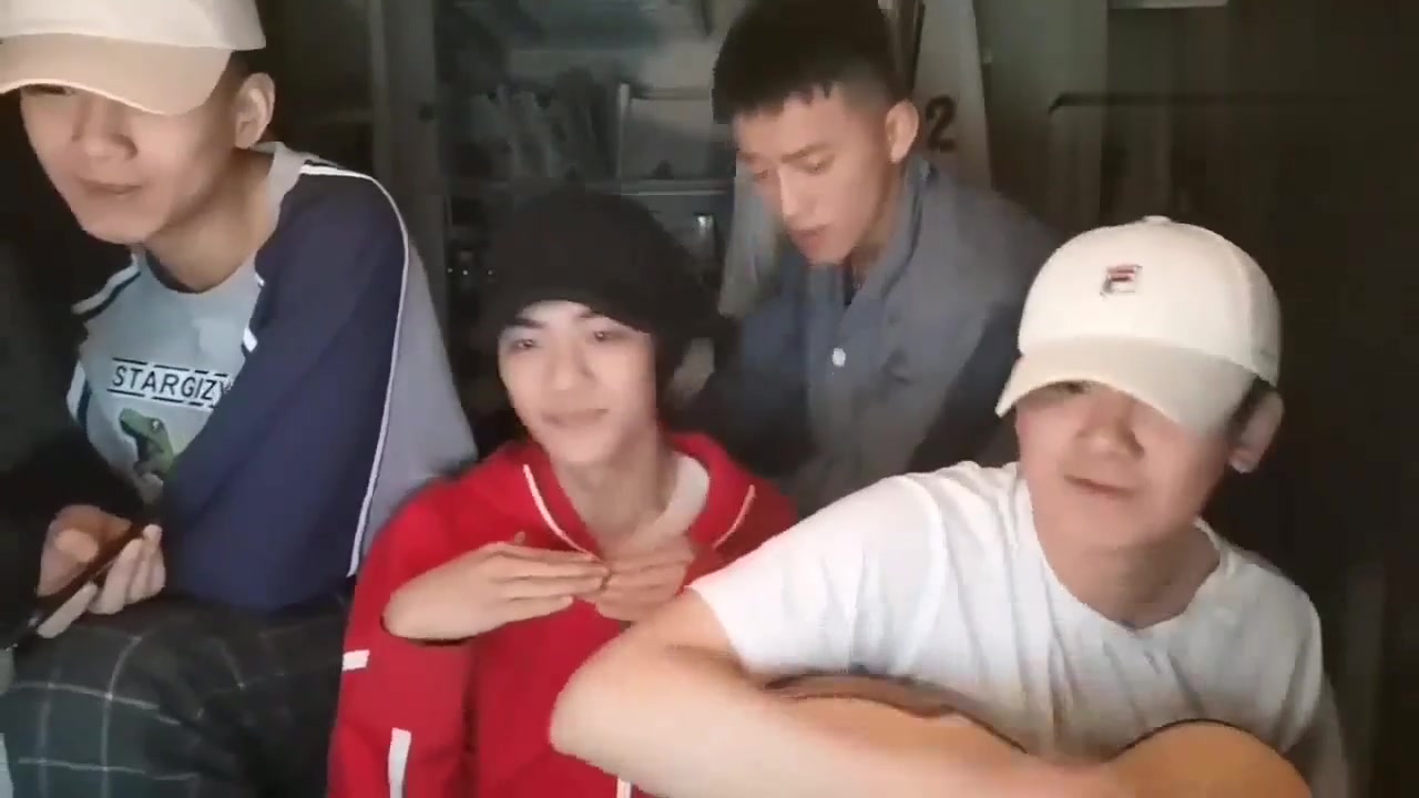 胡先煦带大学历里寝室舍友一起出镜唱歌四个男生都是阳刚的帅气