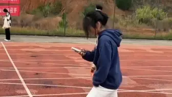 女大学生体测，老师问她是怎么跑出来的姿势，网友：脑浆都晃均了