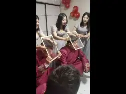 Tải video: 这个伴娘团都好凶啊~