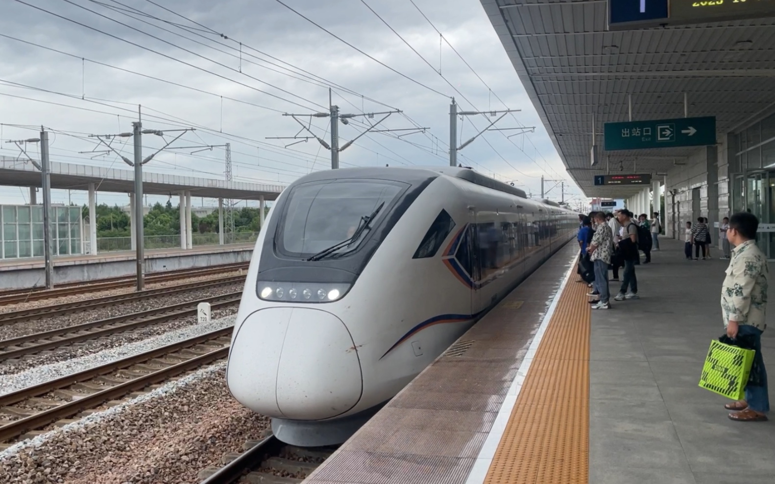 金山铁路crh6f0476动车组列车进入沪昆线新桥站停车