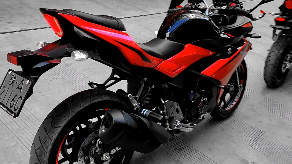 gsx250黑红色改装方案