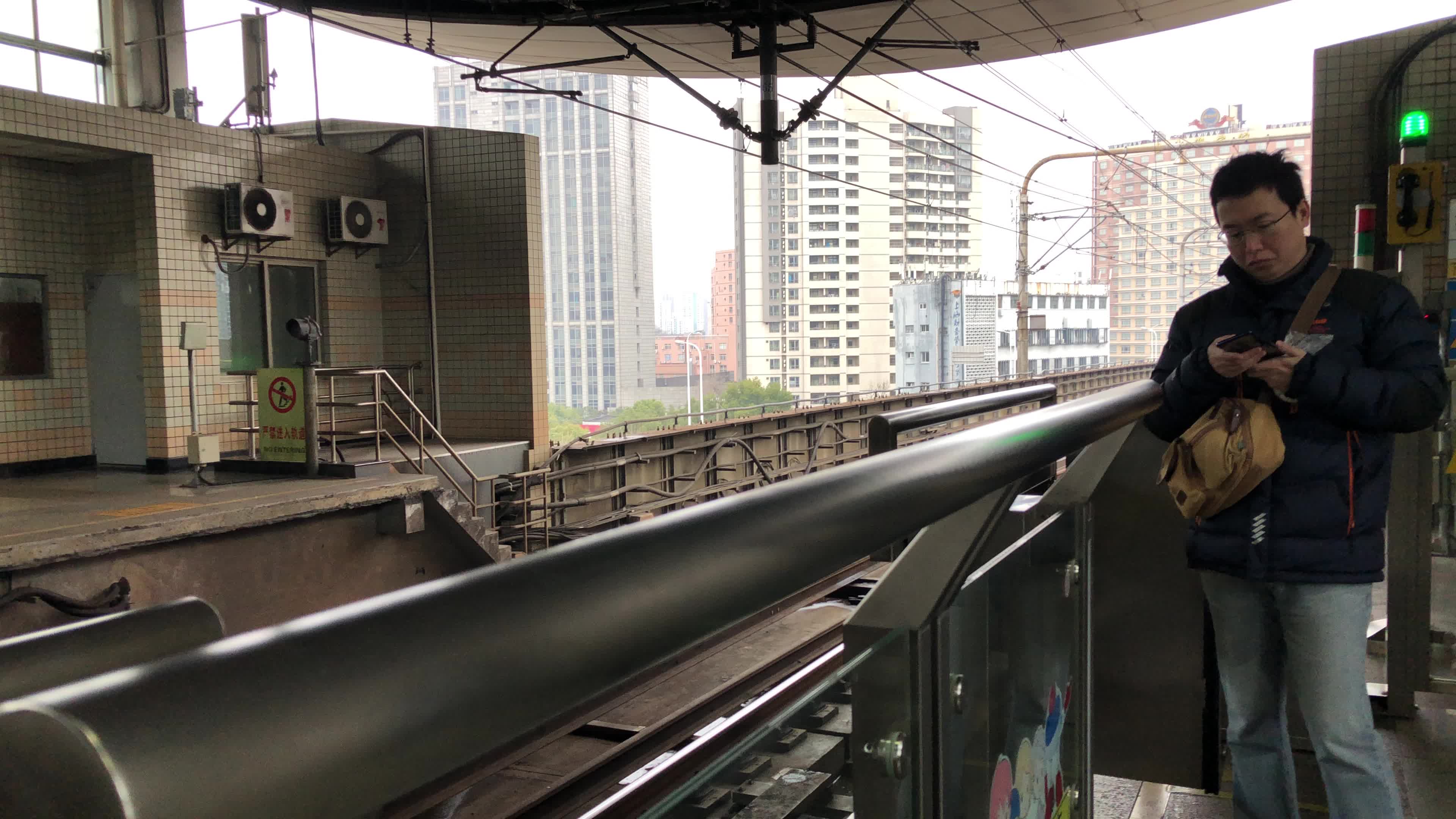 3号线03a01型电动客车赤峰路站往江杨北路方向进站